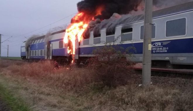 GALERIE FOTO / Tren oprit în gară, CUPRINS DE FLĂCĂRI. Zeci de călători s-au autoevacuat - tren-1574784538.jpg