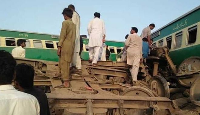 Cel puțin 30 de oameni au murit după ce două trenuri au intrat în coliziune, în Pakistan - tren-1623046987.jpg