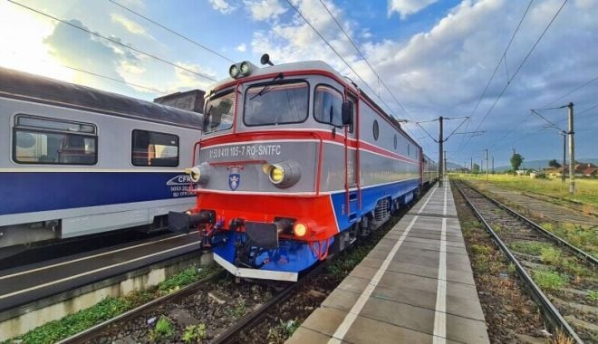 Mașină suspendată pe șinele de tren. Traficul feroviar către Brașov este blocat - tren-1631465264.jpg