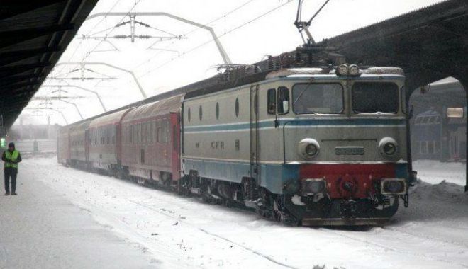 Tren blocat de copaci rupţi pe Valea Prahovei - tren-1640681136.jpg