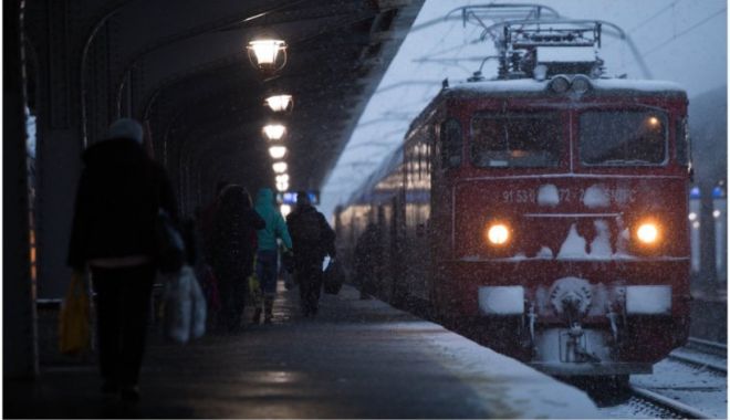 Circulația feroviară este afectată de zăpadă și căderile de copaci pe linii - tren-1641725737.jpg