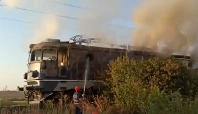 Locomotiva unui tren a luat foc în mers, în apropiere de Baia Mare. Călătorii s-au autoevacuat - tren-1642002406.jpg