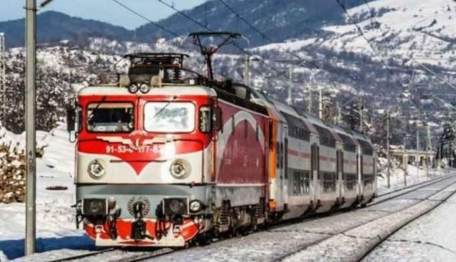 Iarna a dat peste cap CFR. Trenuri blocate, în nordul țării, din cauza viscolului și a zăpezii - tren-1644342909.jpg