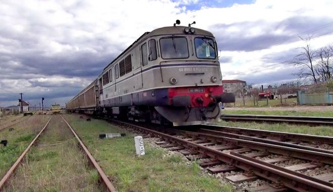 Incident pe calea ferată! Pasagerii unui tren care se îndrepta spre Constanța, blocați patru ore în câmp