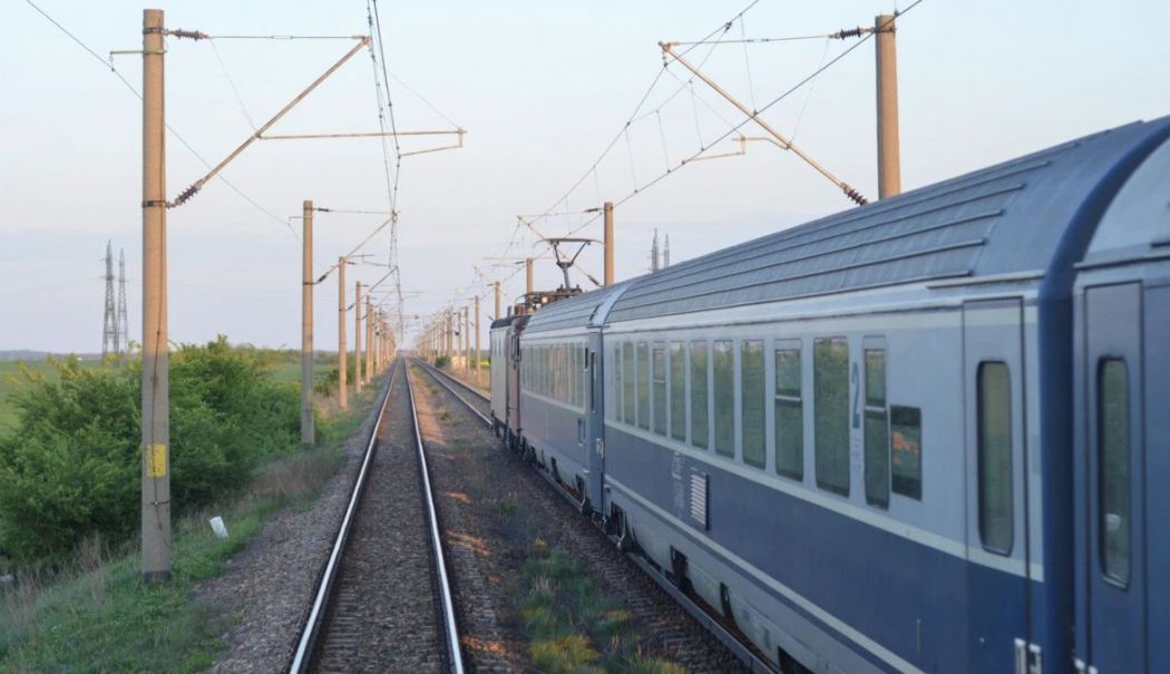 Incident grav pe ruta Oradea - Constanța. Vagoanele unui tren aflat în mers s-au desprins și au rămas ore în șir în câmp - tren-1753875574.jpg