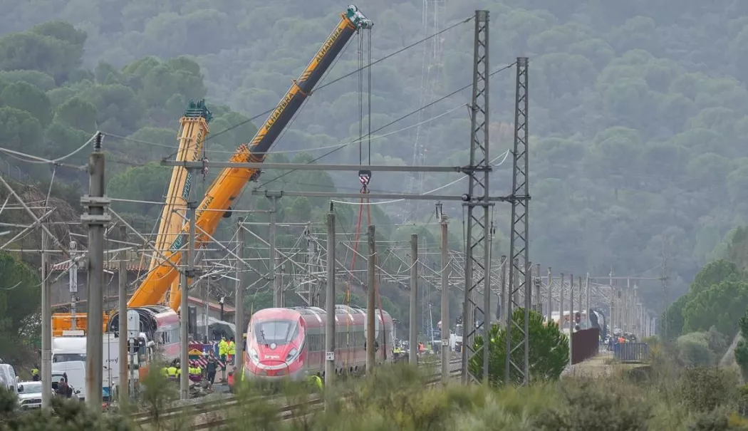 Al treilea accident feroviar în Spania. Un tren a intrat într-o macara care era pe șine - tren-1769085216.webp