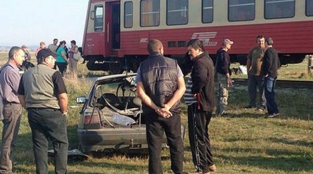 MAȘINĂ LOVITĂ DE TREN. TREI VICTIME! - tren09312700-1474096350.jpg