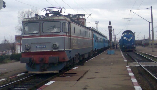 Mai multe trenuri spre litoral! - tren13220609651354832077-1370032661.jpg