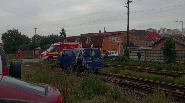 Mașină lovită de tren, după ce un șofer a depășit coloana staționată la o trecere cu calea ferată - tren133141000-1538051219.jpg