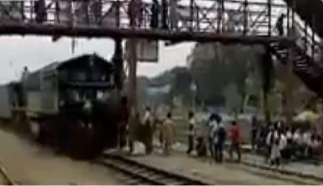 VIDEO/ Călătorea pe TREN și a fost SPULBERAT! - trenb-1364574519.jpg