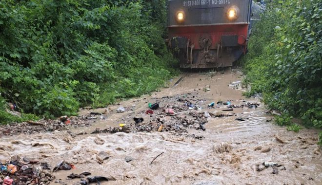 Trenuri blocate în Suceava, după ce linia de cale ferată a fost acoperită de apă, nisip și pietriș