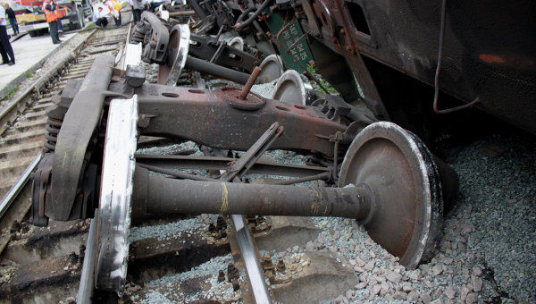 GRAV ACCIDENT FEROVIAR! Un tren plin cu motorină a deraiat - trenderaiat-1447928907.jpg