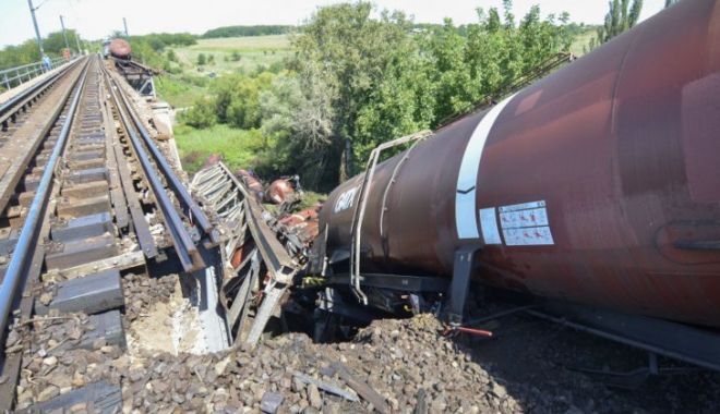 IMAGINI TERIFIANTE! Tren deraiat, după ce s-a rupt podul - trenderaiat218719100-1534078419.jpg