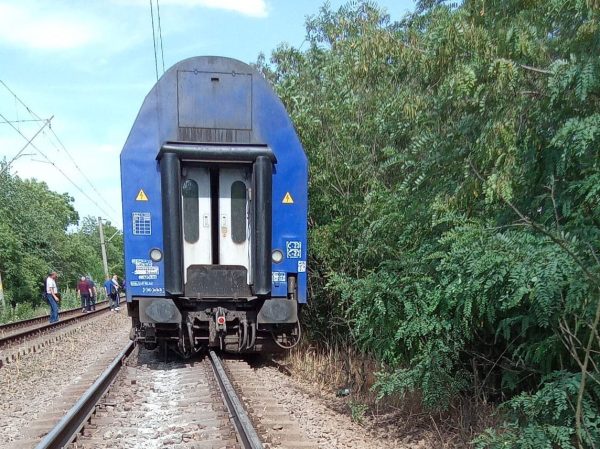 Două vagoane ale unui tren de pasageri au deraiat. Circulația, blocată pe un fir