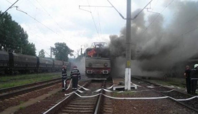 PERICOL DE EXPLOZIE! Locomotiva în flăcări, legată de o garnitură de cisterne cu gaz - trenlocomotivaincendiuflacari589-1500532651.jpg