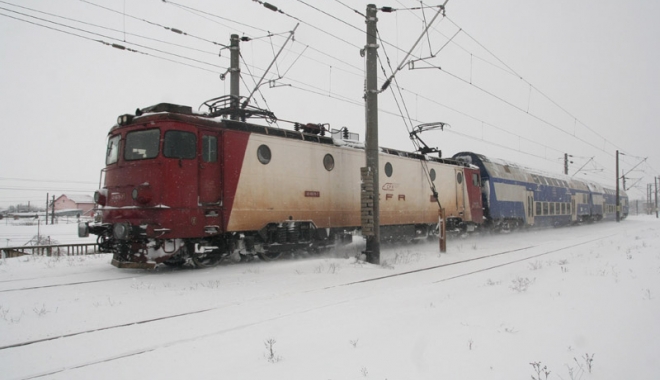 Trenurile au întârzieri mari. Pe ruta București- Constanța se circulă cu plug antemergător - trenzapada-1484136430.jpg