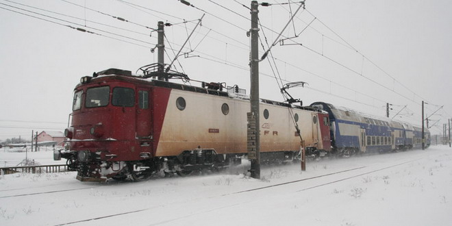 Trenurile pe direcția București - Constanța au întârzieri din cauza condițiilor meteo nefavorabile - trenzapada-1739788388.jpg