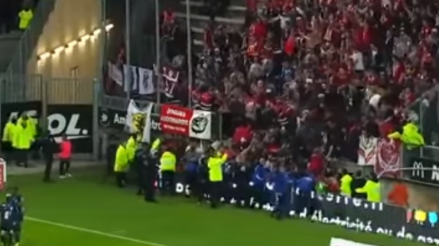 PANICĂ în FRANȚA după ce tribuna stadionului s-a prăbușit peste suporteri. Peste 20 de victime! - tribuna95103600-1506845754.jpg