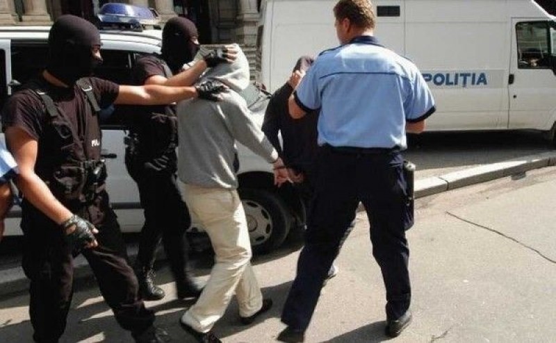 Mai mulți bărbați cu mandate de arestare încarcerați la Penitenciarul Poarta Albă - trimisi-la-poarta-alba-1722435399.jpg
