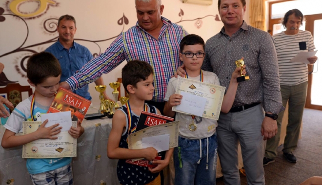 Trofeul Techirghiol la șah va purta numele lui Mircea Pavlov - trofeul-1499874870.jpg