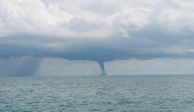 GALERIE FOTO / Trombă marină în Delta Dunării, fenomenul meteo rar confundat cu o tornadă - tromba-1592980166.jpg
