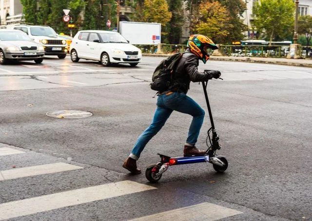 Lege promulgată. Polița RCA devine obligatorie pentru trotinetele și bicicletele electrice - trotineta-1763117629.jpg