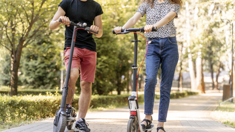 Adolescenți jefuiți pe stradă de tâlhari cu cagule. I-au amenințat cu cuțitul și le-au furat trotinetele - trotinete-1760453636.jpg