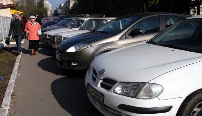 Șoferii vor putea parca pe trotuar doar dacă lasă un spațiu de doi metri pentru pietoni - trotuar-1452535550.jpg