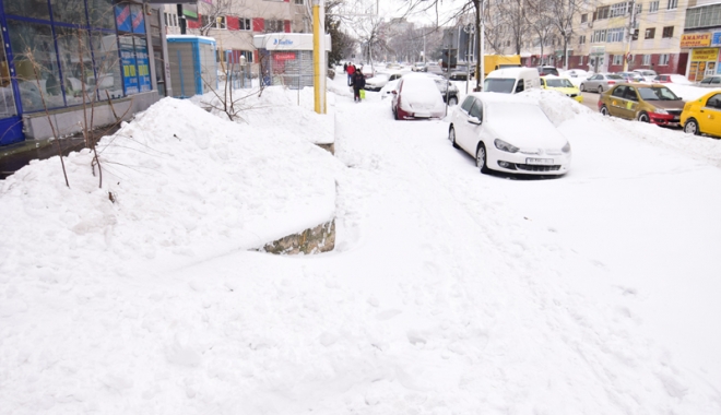 GALERIE FOTO / Trotuarele și aleile din Constanța, pline de zăpadă. Cine trebuie să le curețe - trotuare3-1484144808.jpg