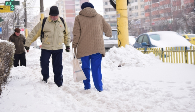 GALERIE FOTO / Trotuarele și aleile din Constanța, pline de zăpadă. Cine trebuie să le curețe - trotuare5-1484144823.jpg