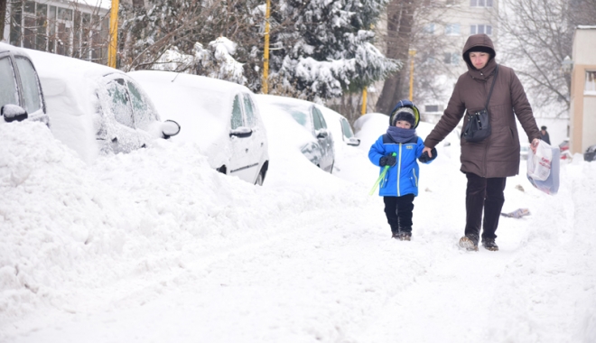GALERIE FOTO / Trotuarele și aleile din Constanța, pline de zăpadă. Cine trebuie să le curețe - trotuare6-1484144830.jpg
