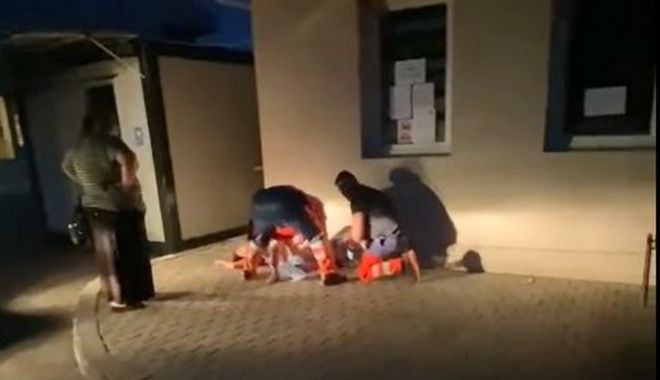 Caz revoltător: O femeie a născut pe trotuarul din fața spitalului