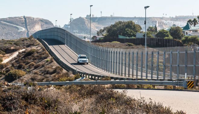 Trump vrea să construiască un zid de 435 km la frontiera cu Mexicul - trump-1579294954.jpg