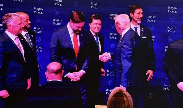 Gafă la Consiliul pentru Pace. Donald Trump l-a prezentat pe Nicușor Dan drept prim-ministrul României - trump-1771515133.webp