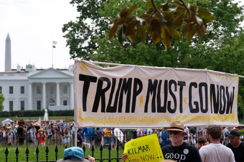 Mii de americani au ieșit în stradă împotriva lui Trump: 