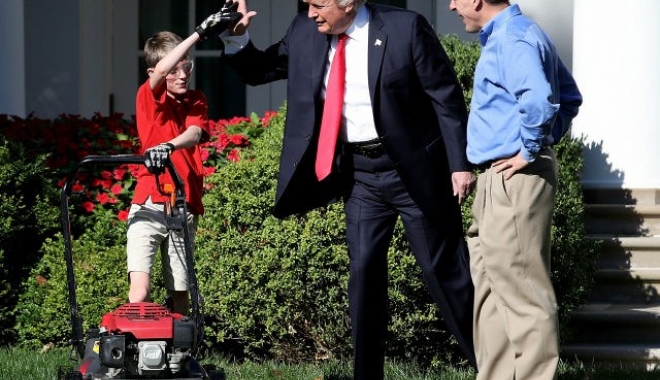Un băiețel de 11 ani și-a văzut visul cu ochii: a tuns peluza Casei Albe - trumphighfivesmowingkid640x480-1505539676.jpg