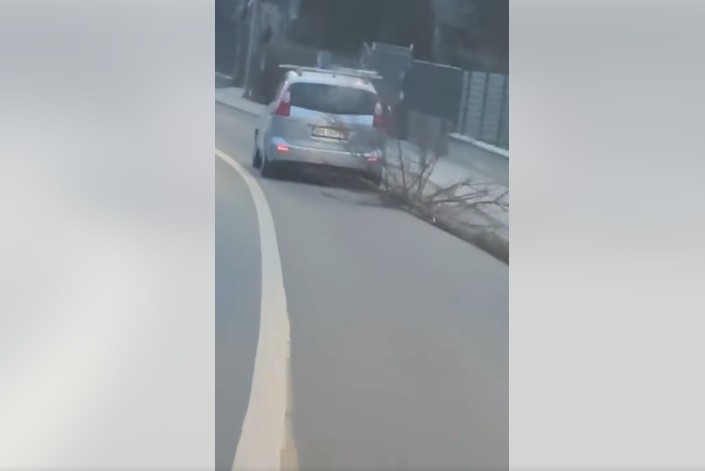 Iresponsabilitate maximă. Trunchi de copac, târât de o mașină în trafic - trunchi-copac-1774685728.webp