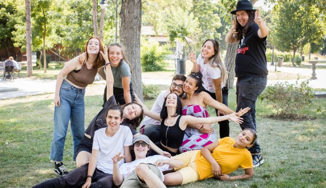 Trupa constănțeană „Praf de stele”, selectată la Festivalul național de teatru tânăr