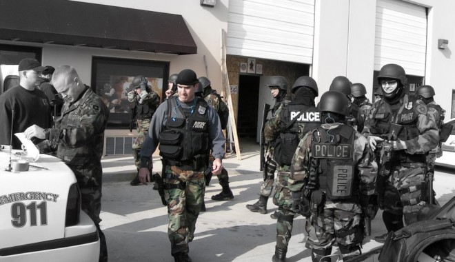 FBI mobilizează trupele SWAT pentru învestirea lui Barack Obama - trupeswatinvestireobama-1358345289.jpg