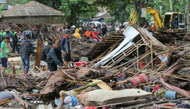 Tsunami devastator în Indonezia: 62 de morți și aproape 600 de răniți - tsunami-1545554590.jpg
