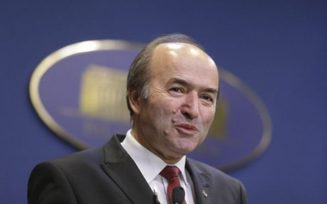 Toader: Am luat act de decizia premierului de a trimite solicitarea de revocare. Până la finalul programului anunț dacă demisionez - tudoreltoaderzambetinquamoctavga-1555581663.jpg