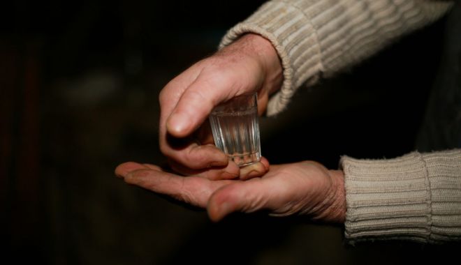 Un bărbat a murit după ce un consătean i-a dat să bea otravă în loc de țuică - tuica-1634022343.jpg