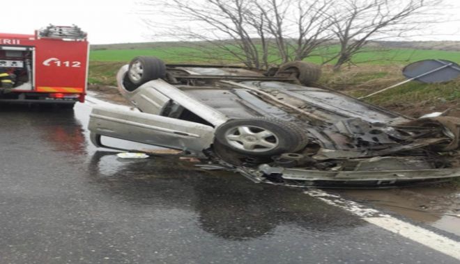 Mașină răsturnată pe un drum din județul Tulcea - tulcea-1650205787.jpg