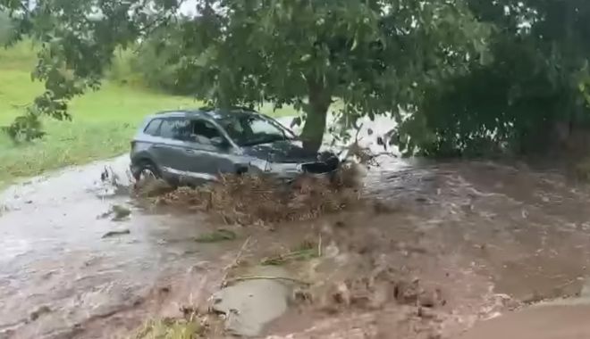 E JALE LA TULCEA! Autoturisme blocate pe DN 22D, după producerea unei viituri