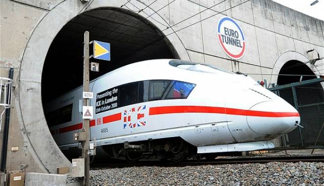 Mecanicii trenurilor care traversează Eurotunelul, șocați de numărul imigranților morți - tunel-1443715504.jpg