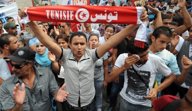 Mii de manifestanți cer demisia guvernului tunisian - tunis-1377493004.jpg