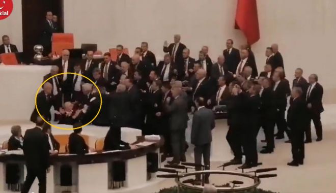 Bătaie în Parlamentul Turciei, un politician a ajuns la terapie intensivă. S-au bătut pe BUGET - turcia-1670347930.jpg