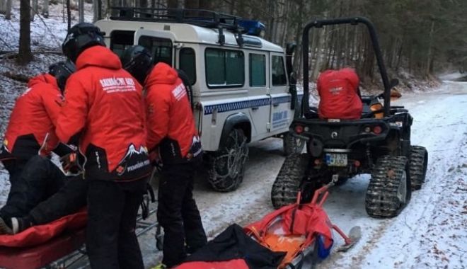 Un turist a intrat cu capul într-un stâlp, după ce a căzut de pe sanie, pe pârtia de la Rânca - turist-1643557466.jpg