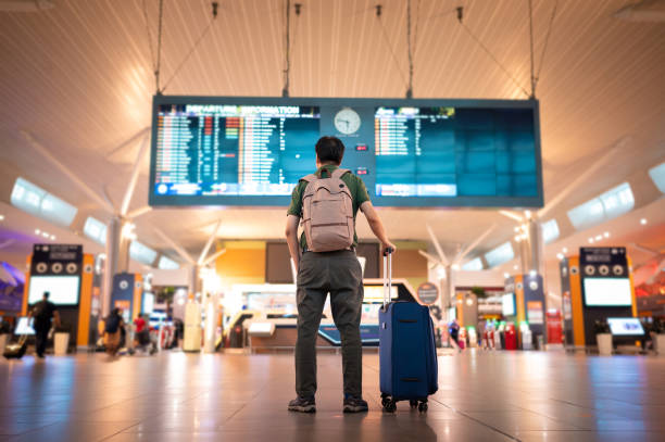 Angajații unui aeroport au făcut o descoperire de 2,3 milioane de euro în bagajul unui călător. Iată ce ascundea bărbatul - turist-arestat-1737044110.jpg