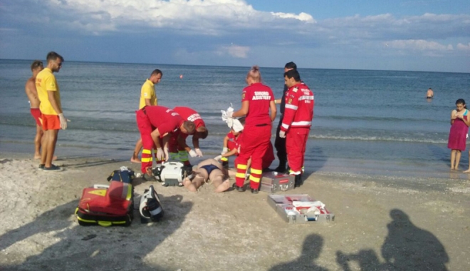 ALERTĂ PE PLAJA TREI PAPUCI! Persoană scoasă din apă, înconștientă - turist14715399541471859194156303-1567334253.jpg